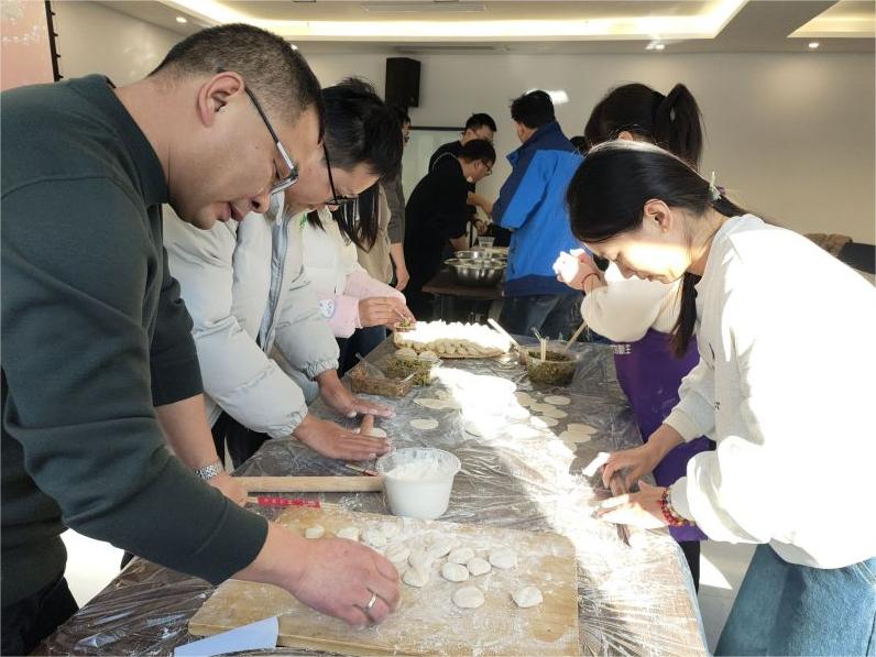 中原首页-尊龙网站举办“冬至包饺子”活动，温情满满